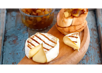 Grillowany camembert z owocami i orzechami – słodko-słona uczta z grilla