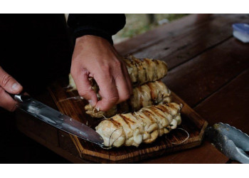 Soczyste i delikatne piersi z kurczaka nadziewane mozzarellą na grillu gazowym O-GRILL model 900 niebieski