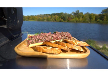 Tatar wołowy na grillu Senator PRO-32. Przepis na grill
